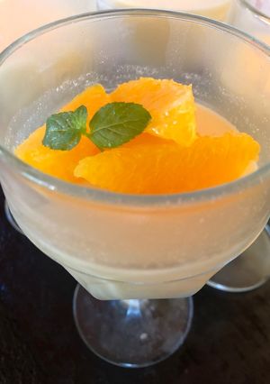 Una foto de Postre ligero de crema y jugo de naranja 🍊
