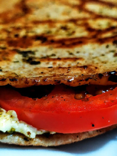 Una foto de PAN ÁRABE Integral Relleno con🍅Tomates...!