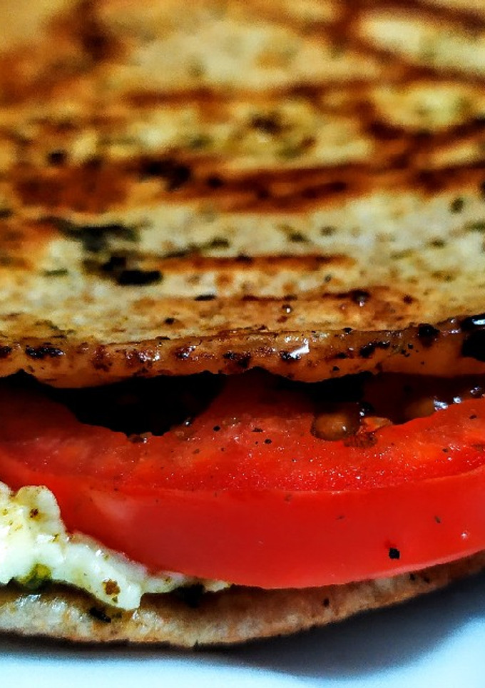 Una foto de PAN ÁRABE Integral Relleno con🍅Tomates...!