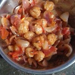 A picture of Soyabean, onion and tomato vegetables.