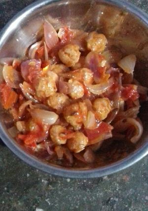 A picture of Soyabean, onion and tomato vegetables.