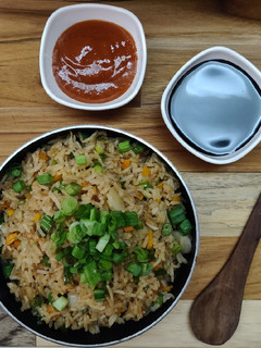 વેજ ફ્રાઇડ રાઈસ (Veg Fried Rice Recipe In Gujarati) રેસીપી મુખ્ય ફોટો