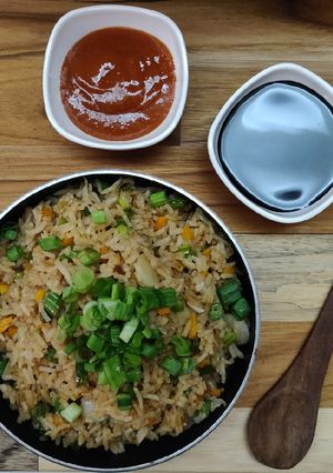 વેજ ફ્રાઇડ રાઈસ (Veg Fried Rice Recipe In Gujarati) રેસીપી મુખ્ય ફોટો