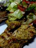 Filetes de pollo chorizo y ensalada