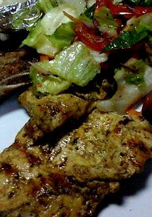Una foto de Filetes de pollo chorizo y ensalada