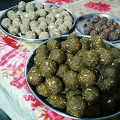 A picture of Alsi gur ke laddu / til gur ke laddu / atta gur ke laddu.