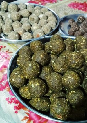 A picture of Alsi gur ke laddu / til gur ke laddu / atta gur ke laddu.