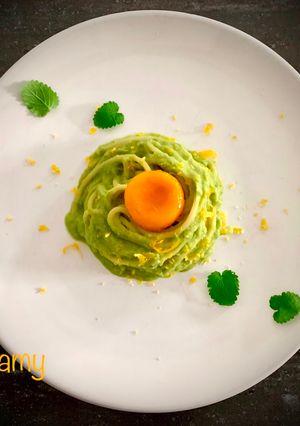 Foto di Spaghetti crema di piselli e tuorlo marinato