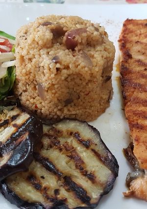 Una foto de Salmón grillado con ración de Cous cous encebollado