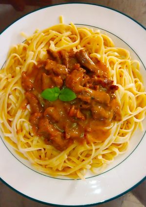 Una foto de Linguini con carne a mis dos salsas