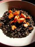 Risotto al nero di seppia e salmone