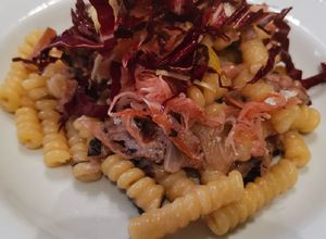 Foto di Fusilli con radicchio, filetto di lombo e crema di pecorino