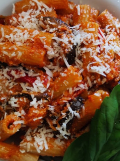 Una foto de Tortiglioni con salsa de berenjenas y pimiento