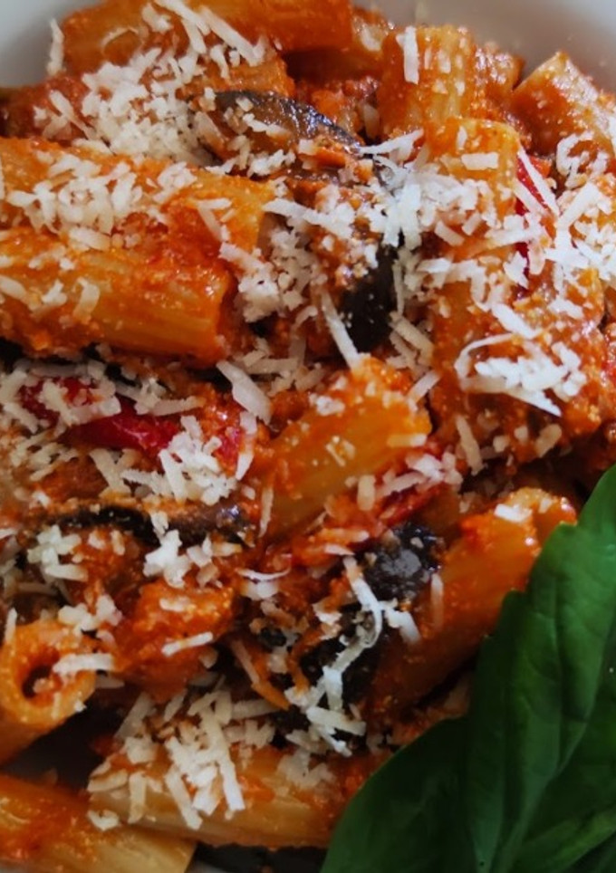 Una foto de Tortiglioni con salsa de berenjenas y pimiento