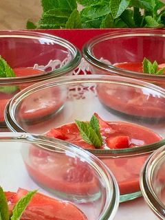 Une photo de Soupe de fraises à la menthe fraiche