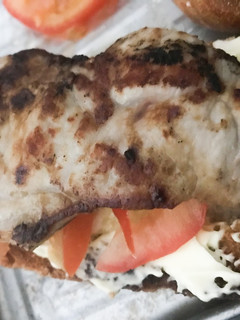 Una foto de Tosta de lomo con ali oli y tomate