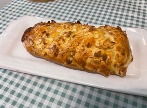 Une photo de Tresse feuilletée aux amandes, pignons de pin et amaretto
