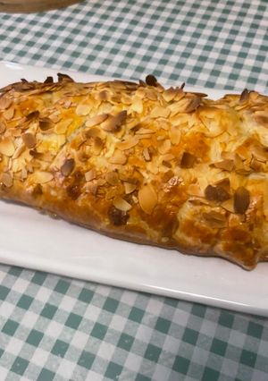 Une photo de Tresse feuilletée aux amandes, pignons de pin et amaretto