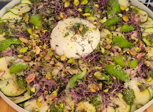 Une photo de Carpaccio de courgettes, burrata fondante & pesto frais