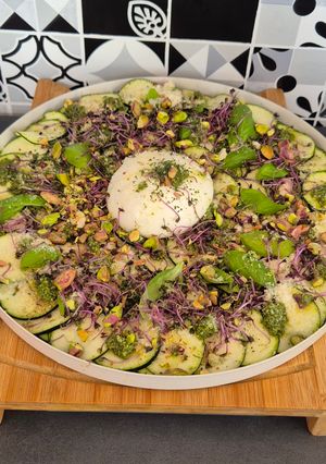 Une photo de Carpaccio de courgettes, burrata fondante & pesto frais