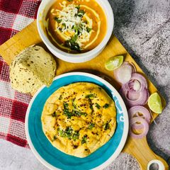 A picture of Shahi Paneer with Masala Kulcha.