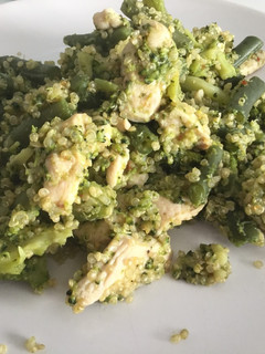 Una foto de Quinoa con pollo y verduras al wok