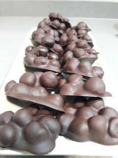 Una foto de Rocas de avellana y chocolate negro