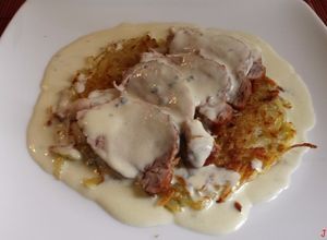 Foto principal de Solomillo De Cerdo Con Salsa Roquefort Y Patatas Rosti
