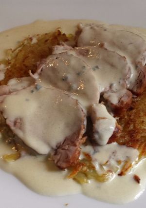 Una foto de Solomillo De Cerdo Con Salsa Roquefort Y Patatas Rosti