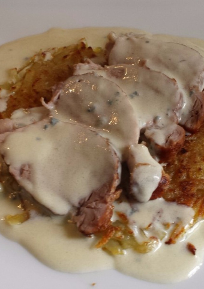 Una foto de Solomillo De Cerdo Con Salsa Roquefort Y Patatas Rosti