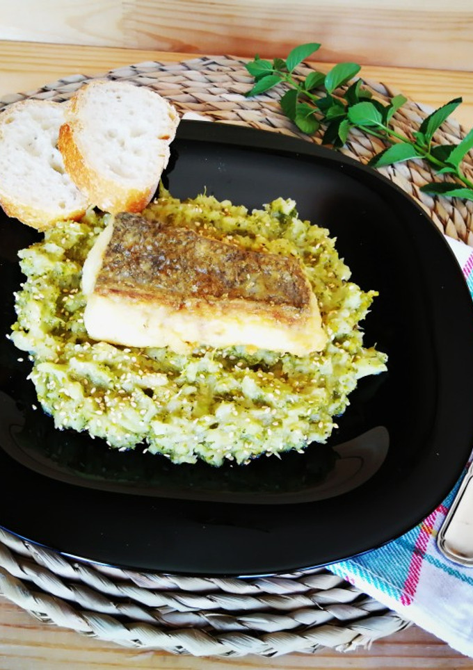 Una foto de Suprema de merluza sobre puré de brócoli 🥦