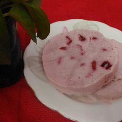 A picture of Strawberry kulfi.