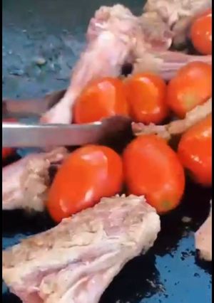 Una foto de Cabrito en salsa a la leña
