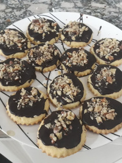 Una foto de Galletitas de masa sabble bañadas en chocolate