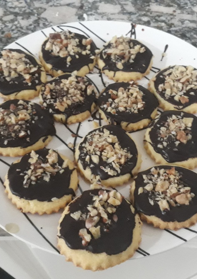 Una foto de Galletitas de masa sabble bañadas en chocolate