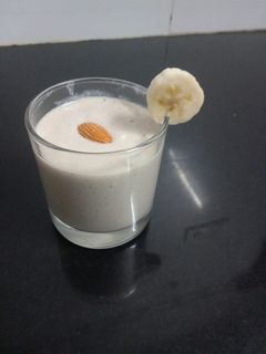ડ્રાયફ્રુટ બનાના શેક (Dryfruit banana shake Recipe in Gujarati) રેસીપી મુખ્ય ફોટો