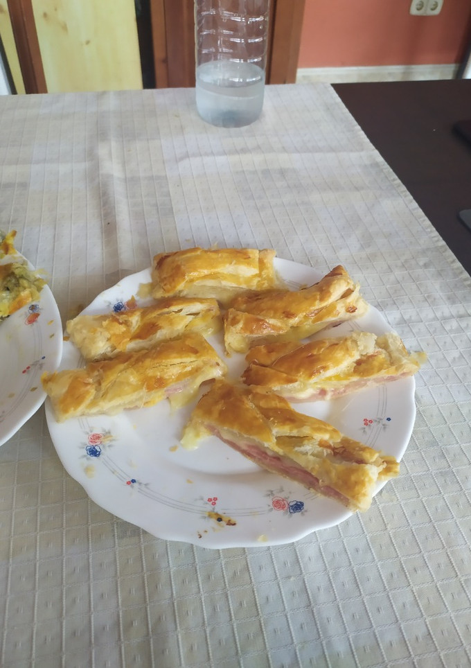 Una foto de Hojaldre de Jamón y queso