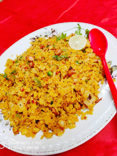 कांदा आलू पोहा (Kanda Aloo Poha recipe in Hindi) रेसिपी मुख्य फोटो