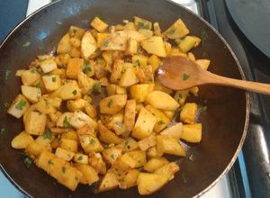 Una foto de Patatas con ajo, aceite de oliva y pimentón ॐ