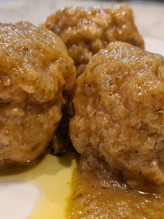 Una foto de Champiñones rellenos de carne en salsa