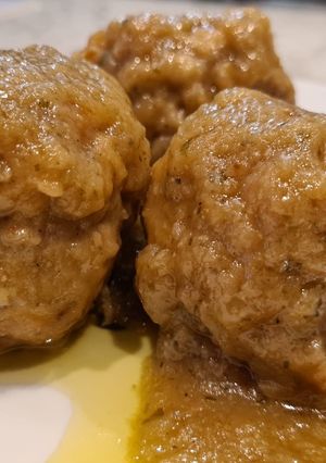 Una foto de Champiñones rellenos de carne en salsa