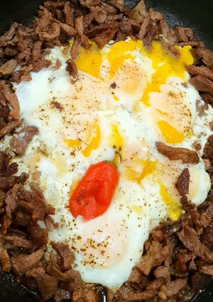 صورة لوصفة فطور ملكي لحم بالبيض العيون ولا اروع