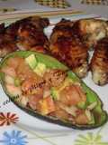 Alitas de pollo con sirope de arce y con ensalada de aguacate