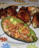 Alitas de pollo con sirope de arce y con ensalada de aguacate