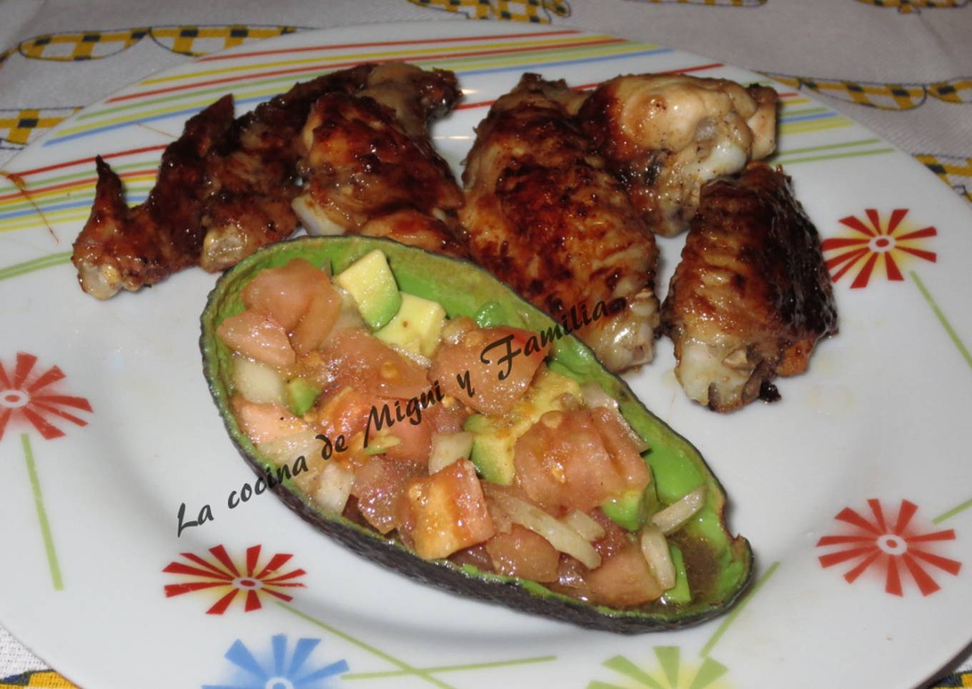 Alitas de pollo con sirope de arce y con ensalada de aguacate