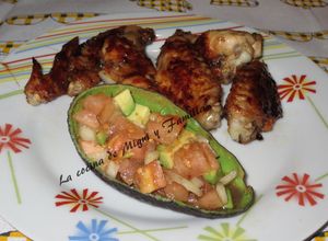 Una foto de Alitas de pollo con sirope de arce y con ensalada de aguacate