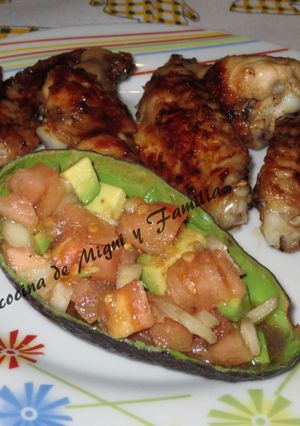 Una foto de Alitas de pollo con sirope de arce y con ensalada de aguacate