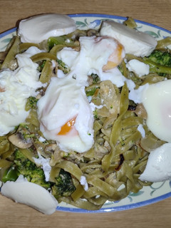 Una foto de Nidos de espinaca con brócoli, setas y huevos poché