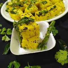 A picture of Khaman Dhokla.