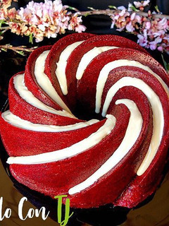 Una foto de 💢Bundt cake red velvet con chocolate blanco💢